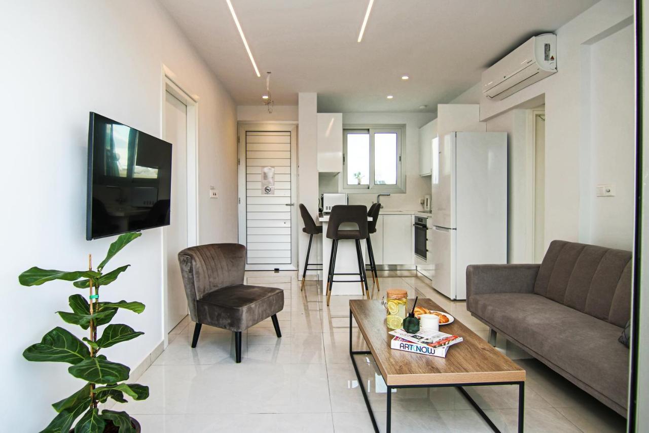 Phaedrus Living - Seaside Executive Flat Harbour 204 Пафос